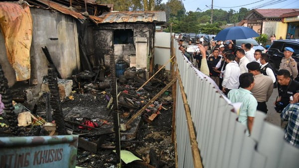 Kondisi usai pembakaran rumah wartawan Tribrata TV di Karo, Sumatera Utara. (Foto: Detik.com)