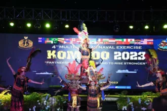 TNI Angkatan Laut (TNI AL) selaku tuan rumah menggelar Gala Dinner Multilateral Naval Exercise Komodo (MNEK) Ke-4 Tahun 2023 di Phinisi Hall, Hotel Claro, Makassar, Sulawesi Selatan, Rabu, 7 Juni 2023, menghadirkan tarian Tongkonan yang menggambarkan kemeriahan upacara adat Toraja.