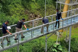 Wahana jembatan kaca yang berada di kawasan wisata The Geong, Hutan Pinus Limpakuwus (HPL), Kabupaten Banyumas, Jawa Tengah, pecah hingga menimbulkan korban jiwa.