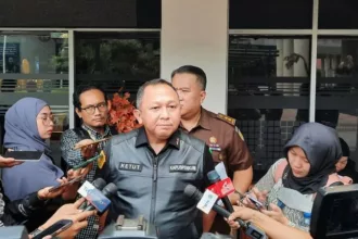 Kepala Pusat Penerangan Hukum Kejaksaan Agung Ketut Suwenda mengatakan sedang menunggu izin Presiden Jokowi untuk memeriksa pejabat BPK dalam dugaan penerimaan aliran dana korupsi BTS 4G BAKTI Kominfo.