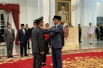 Biodata dan profil Wakil Kepala Staf Angkatan Darat (Wakasad) Letjen TNI Agus Subiyanto, Kepala Staf Angkatan Darat (KSAD) baru yang dilantik Presiden Jokowi, pada Rabu, 25 Oktober 2023. Menggantikan posisi Jenderal TNI Dudung Abdurachman yang memasuki masa purna tugas atau pensiun.