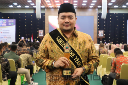 Anggota KPU Mochammad Afifuddin, menerima penghargaan Santri of The Year 2023 dari Islam Nusantara Center (INC) bekerja sama dengan MPR dan Majelis Pesona (Pecinta Sholawat Nusantara) Kategori Santri Inspiratif Bidang Kepemimpinan Nasional.