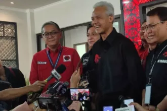 Calon presiden (capres) Ganjar Pranowo menekankan betapa pentingnya memiliki konsistensi sikap dalam dunia politik. Konsistensi ini adalah indikator yang jelas bagi publik untuk menilai karakter seseorang. Bagi Ganjar, juga tidak melihat masalah jika banyak orang mengidentifikasinya sebagai petugas partai. Sebab, dirinya mengakui memang dibesarkan oleh PDIP dan tak pernah menjadi abu-abu.