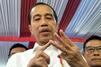 Presiden Joko Widodo (Jokowi) ungkapkan alasan memilih kembali Amran Sulaiman sebagai Menteri Pertanian (Mentan) untuk menggantikan Syahrul Yasin Limpo yang mundur karena tersandung kasus korupsi. Sebab, Amran Sulaiman tak perlu lagi diajarkan soal bagaimana mengurus pertanian secara nasional.