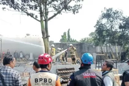 Kebakaran pada bangunan semi-permanen di pinggir kali, Jalan Joglo Raya, Kelurahan Joglo, Kecamatan Kembangan, Jakarta Barat (Jakbar), Minggu (29/10) diduga Puntung rokok menjadi penyebabnya.