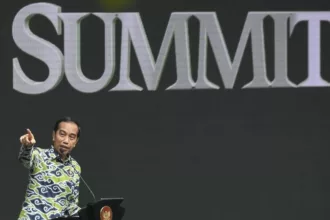 Respon Presiden Jokowi hingga Ketua Mahkamah Konstitusi (MK) Anwar Usman, usai dilaporkan ke Komisi Pemberantas Korupsi (KPK) soal tuduhan korupsi, kolusi dan nepotisme (KKN). Pelapor harus membuktikannya.