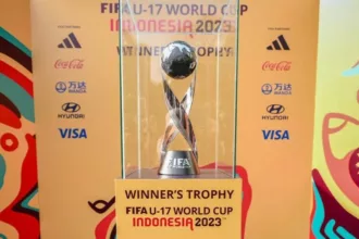 Trophy Tour Piala Dunia U-17 2023 akan sambangi Surabaya pada Minggu, 29 Oktober 2023. Lebih lanjut, Ketua Umum PSSI Erick Thohir katakan momen ini akan menjadi sejarah untuk dikenang anak cucu kita nanti.