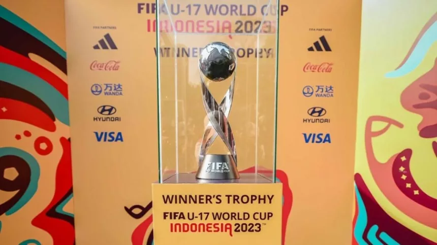 Trophy Tour Piala Dunia U-17 2023 akan sambangi Surabaya pada Minggu, 29 Oktober 2023. Lebih lanjut, Ketua Umum PSSI Erick Thohir katakan momen ini akan menjadi sejarah untuk dikenang anak cucu kita nanti.