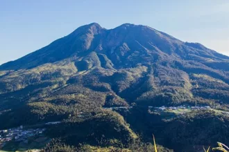 Gunung Lawu memiliki panorama pemandangan indah yang bisa dinikmati, khususnya para pendaki. Namun siapa sangka, dibalik keindahannya menyinpan kisah horor yang dipercaya masyarakat.
