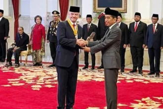 Pengabdian di Dunia Olahraga, Presiden Jokowi Serahkan Bintang Jasa ke Gianni Infantino