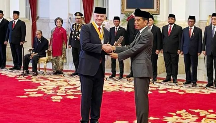 Pengabdian di Dunia Olahraga, Presiden Jokowi Serahkan Bintang Jasa ke Gianni Infantino