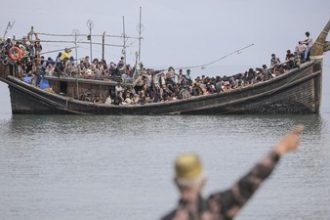 Ratusan imigran Rohingya yang menggunakan kapal kayu mendarat di Bireuen dan Pidei, Aceh. Namun kedatangan mereka ditolak oleh warga Aceh.