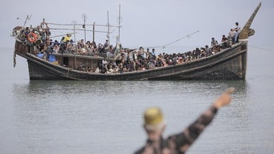 Ratusan imigran Rohingya yang menggunakan kapal kayu mendarat di Bireuen dan Pidei, Aceh. Namun kedatangan mereka ditolak oleh warga Aceh.