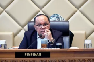 Wakil Ketua Komisi II DPR Junimart Girsang mengatakan KPU wajib berkonsultasi kepada DPR soal langkah apapun terkait PKPU