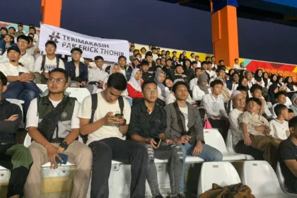 Gelaran Piala Dunia U-17 menyita animo masyarakat semua kalangan, tak terkecuali adik-adik pelajar Ibnu Aqil Ibnu Sina yang menghebohkan tribun Si Jalak Harupat Bandung.