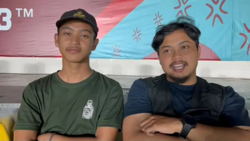 Gingin (Kiri) dan Dani Syawaludin (Kanan), Pemuda asal Garut Nonton Piala Dunia U-17 laga Jerman vs Meksiko Naik Shuttle Bus ke Stadion Si Jalak Harupat Bandung