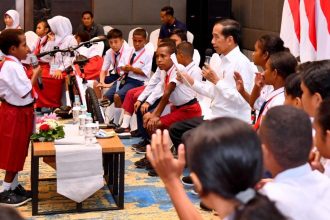 Terdapat momen kocak pertanyaan anak Sekolah Dasar (SD) ke Presiden Jokowi soal pembangunan Papua. Dengan mantap Jokowi menjawab pertanyaan anak SD dengan jawaban, tugas para pelajar SD adalah belajar dan kemudian dapat membangun Papua secara bersama-sama.