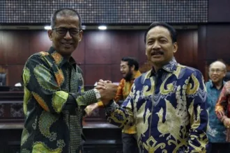 Profil dan biodata Suhartoyo yang dikenal dengan gaya sederhananya, terpilih menjadi Ketua Hakim Konstitusi menggantikan Anwar Usman yang secara resmi telah diberhentikan.