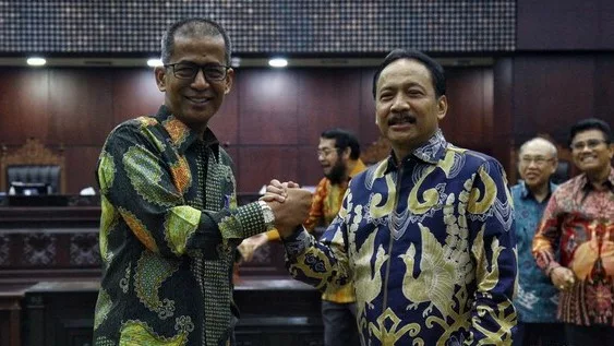 Profil dan biodata Suhartoyo yang dikenal dengan gaya sederhananya, terpilih menjadi Ketua Hakim Konstitusi menggantikan Anwar Usman yang secara resmi telah diberhentikan.