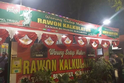 Nikmatnya Rawon Kalkulator, salah satu kuliner legendaris Surabaya yang disantap usai nonton pertandingan Piala Dunia U17 2023 di Stadion Gelora Bung Tomo (GBT), Surabaya.