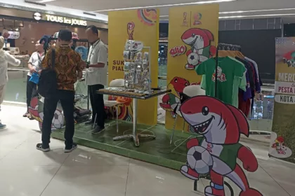 Imbas adanya gelaran Piala Dunia U17 2023, para pelaku Usaha Mikro Kecil dan Menengah atau UMKM di Kota Surabaya banyak hasilkan cuan dengan hadirnya stand merchandise Piala Dunia U17 2023, yang tersebar pada sejumlah titik.