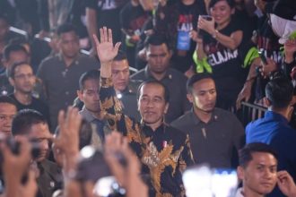 Presiden Joko Widodo (Jokowi) berikan apresiasi atas dedikasi tertinggi pada semua guru di Indonesia saat menghadiri peringatan Hari Ulang Tahun (HUT) ke-78 Persatuan Guru Republik Indonesia (PGRI) dan Hari Guru Nasional Tahun 2023 yang digelar di Britama Arena, Kelapa Gading, Jakarta Utara, Sabtu, 25 November 2023.