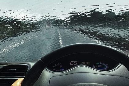 5 Tips Aman Berkendara Mobil Saat Hujan Deras