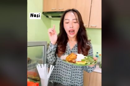 Warung Cece salah satu warung penyetan yang terkenal di Surabaya menjadi populer di TikTok berkat pemiliknya yang bernama Donna, pemilik wajah yang sangat cantik dan mempesona.