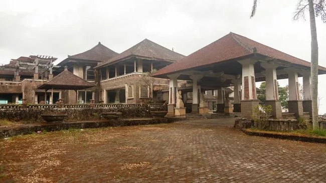 Hotel Puncak Indah Bedugul mendapat julukan Istana Hantu.