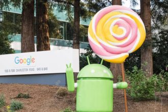 CEO Google, Sundar Pichai, baru-baru ini memperingatkan pengguna Android untuk tidak melakukan sideloading aplikasi di perangkat mereka. Langkah ini diambil sebagai upaya perlindungan bagi pengguna Android dari potensi virus dan ancaman keamanan lainnya.