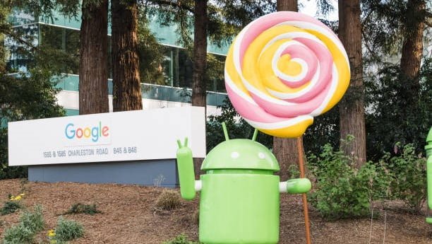 CEO Google, Sundar Pichai, baru-baru ini memperingatkan pengguna Android untuk tidak melakukan sideloading aplikasi di perangkat mereka. Langkah ini diambil sebagai upaya perlindungan bagi pengguna Android dari potensi virus dan ancaman keamanan lainnya.