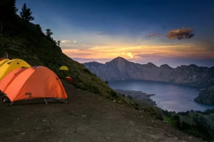 Cerita horor Gunung Rinjani, sebuah pertemuan mencekam dengan makhluk gaib yang penuh ancaman sering menghampiri para pendaki saat mendaki gunung yang memiliki ketinggian 3.726 meter di atas permukaan laut itu.