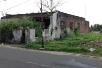 Rumah kapal terletak di Teluk Bentung Utara, Bandar Lampung terkenal dengan kisah misteri, serta memiliki cerita horor di dalamnya.