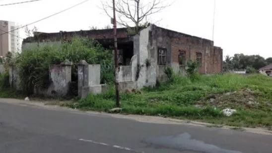 Rumah kapal terletak di Teluk Bentung Utara, Bandar Lampung terkenal dengan kisah misteri, serta memiliki cerita horor di dalamnya.