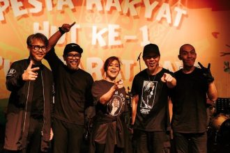 Band Cokelat membuka ajang debat cawapres dengan membawa jingle Komisi Pemilihan Umum (KPU) khusus pemilu 2024 yang berjudul "Memilih untuk Indonesia". (Foto: Instagram/cokelat_band)