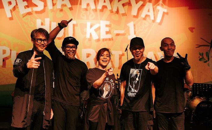 Band Cokelat membuka ajang debat cawapres dengan membawa jingle Komisi Pemilihan Umum (KPU) khusus pemilu 2024 yang berjudul "Memilih untuk Indonesia". (Foto: Instagram/cokelat_band)