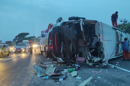 kecelakaan Bus Handoyo di Tol Cipali kilometer 72/B Exit Tol Cikampek masuk wilayah Kabupaten Purwakarta, Jawa Barat.