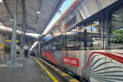 PT Kereta Api Indonesia (KAI) resmi mengoperasikan KA Argo Lawu Luxury relasi Gambir-Solo Balapan mulai hari ini, Senin (18/12) dengan kereta baru New Generation. (Foto: Antara)