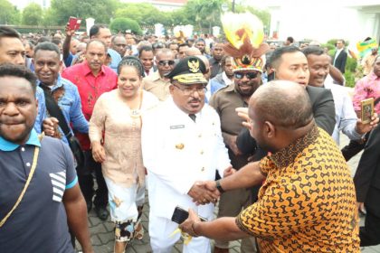 Rekam jejak mantan Gubernur Papua, Lukas Enembe sekaligus tersangka dugaan kasus korupsi menjadi perbincangan hangat bagi publik. (Foto: Pemerintah Provinsi Papua)