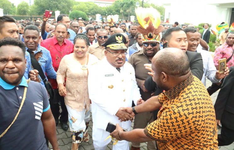 Rekam jejak mantan Gubernur Papua, Lukas Enembe sekaligus tersangka dugaan kasus korupsi menjadi perbincangan hangat bagi publik. (Foto: Pemerintah Provinsi Papua)