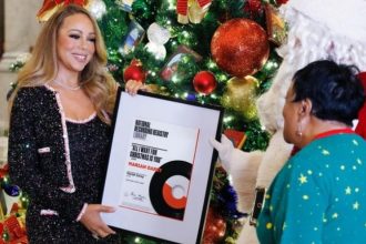 'All I Want for Christmas Is You' milik Mariah Carey kembali ke No. 1 di Billboard Hot 100, menambahkan total minggu ke-13 di posisi tertinggi tangga lagu. (Foto: Instagram/mariahcarey)