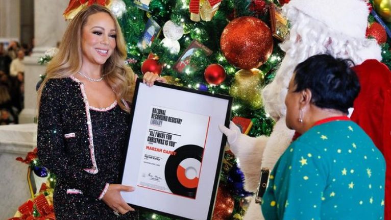 'All I Want for Christmas Is You' milik Mariah Carey kembali ke No. 1 di Billboard Hot 100, menambahkan total minggu ke-13 di posisi tertinggi tangga lagu. (Foto: Instagram/mariahcarey)