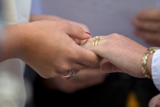 Viral pernikahan sesama jenis di Cianjur, terbongkar saat keluarga perempuan membongkar penyamaran mempelai pria yang ternyata seorang perempuan.