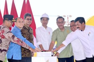 Presiden Joko Widodo (Jokowi) meresmikan pembangunan proyek apartemen yang diinisiasi oleh The Pakubuwono di Ibu Kota Negara (IKN).