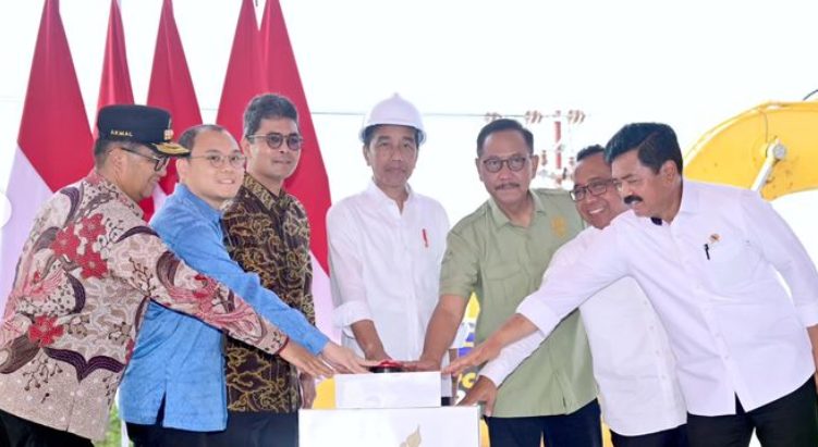 Presiden Joko Widodo (Jokowi) meresmikan pembangunan proyek apartemen yang diinisiasi oleh The Pakubuwono di Ibu Kota Negara (IKN).