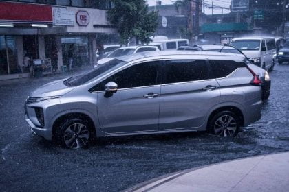 Tips Berkendara Mobil Listrik Ketika Musim Hujan