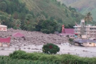 Fakta-fakta banjir bandang di Sumatera Utara (Sumut), Sabtu, 2 Desember 2023, tepatnya di Desa Simangalumpe, Kecamatan Baktiraja, Kabupaten Humbang Hasundutan. Lebih lanjut, Badan Penanggulangan Bencana Daerah (BNPB) mencatat ada 11 warga masih hilang hingga 250 Kartu Keluarga (KK) terdampak.