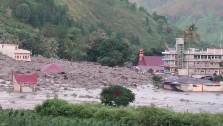 Fakta-fakta banjir bandang di Sumatera Utara (Sumut), Sabtu, 2 Desember 2023, tepatnya di Desa Simangalumpe, Kecamatan Baktiraja, Kabupaten Humbang Hasundutan. Lebih lanjut, Badan Penanggulangan Bencana Daerah (BNPB) mencatat ada 11 warga masih hilang hingga 250 Kartu Keluarga (KK) terdampak.