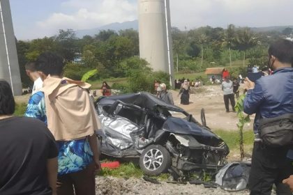 Fakta-fakta Kereta Api Feeder Whoosh Tabrak Mobil di Bandung, Berisi 6 Penumpang