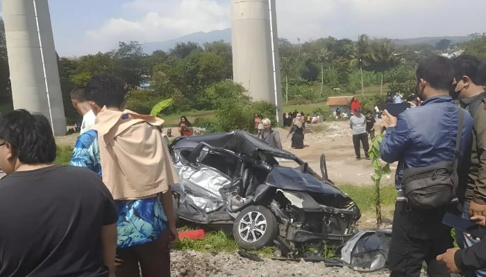 Fakta-fakta Kereta Api Feeder Whoosh Tabrak Mobil di Bandung, Berisi 6 Penumpang